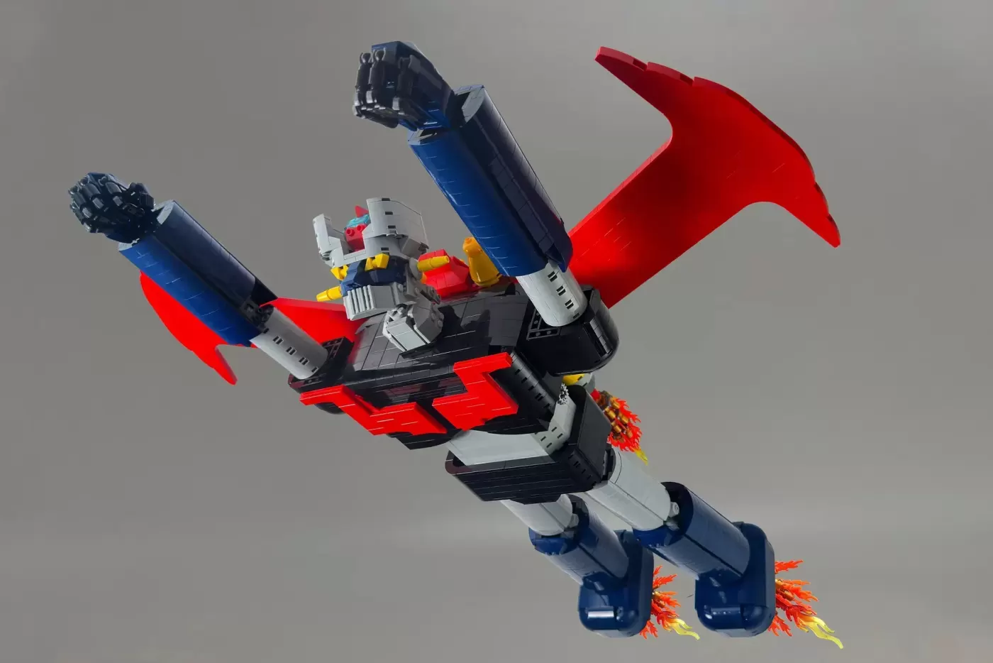 Mazinger Z LEGO® Ideas Project Brings 3,210-Piece Mecha Giant to Life (3210) ,  side view