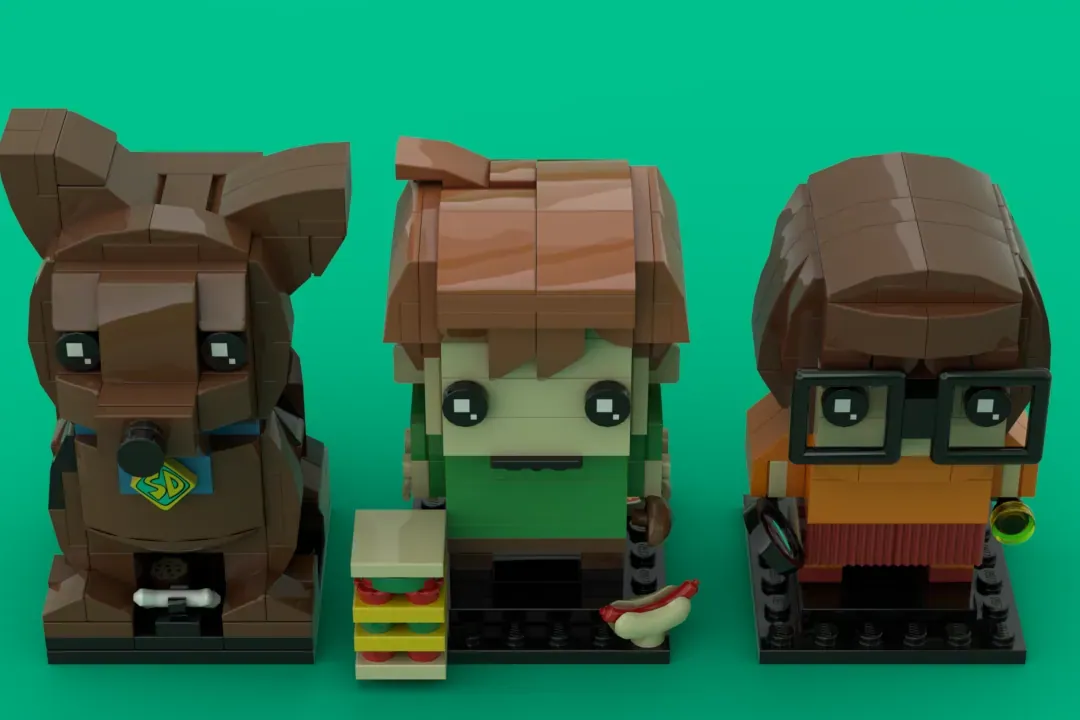 Three LEGO BrickHeadz figures from Scooby-Doo: Scooby-Doo, Shaggy with a sandwich, and Daphne against a turquoise background.